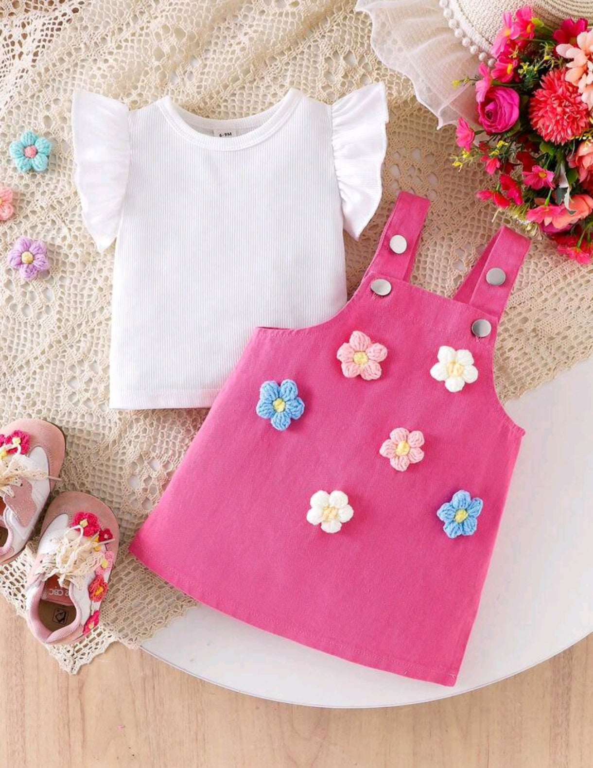 Blusa acanala + vestido jardinera con bordados de flores