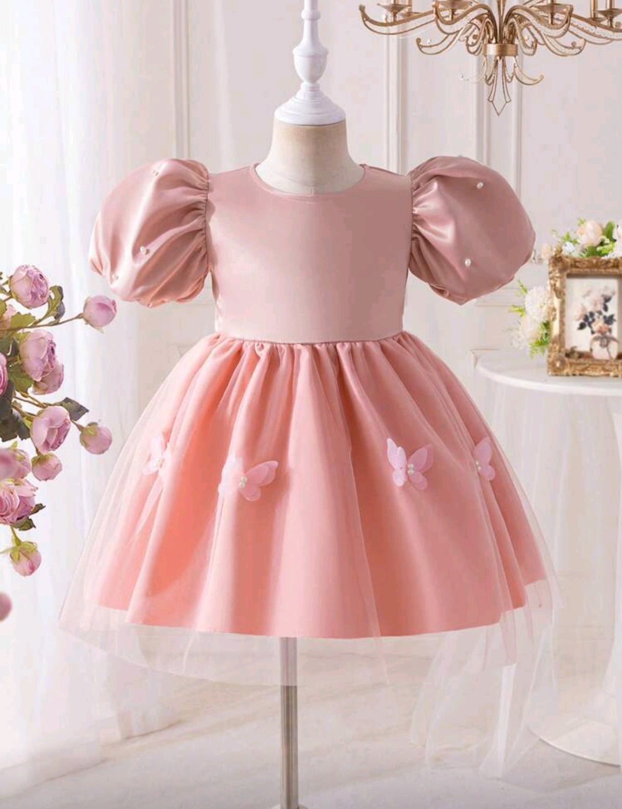 Vestido Elegante de mangas abullonadas, con detalles en perlitas y mariposas