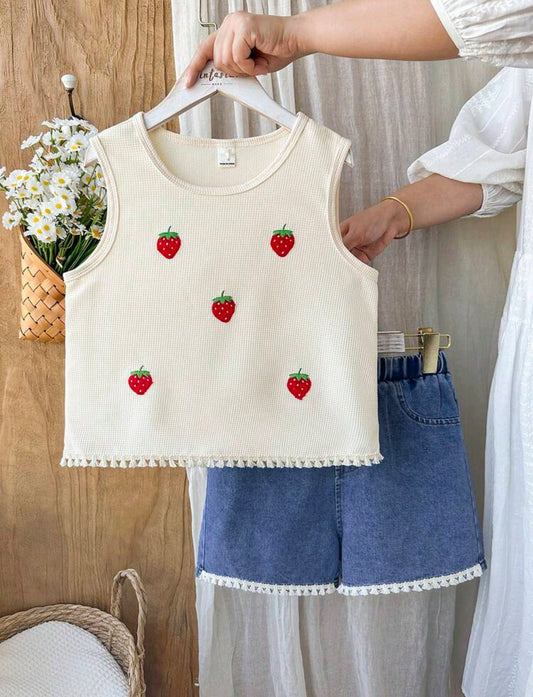 Blusa sin mangas con detalles de frutillitas + short de Jeans