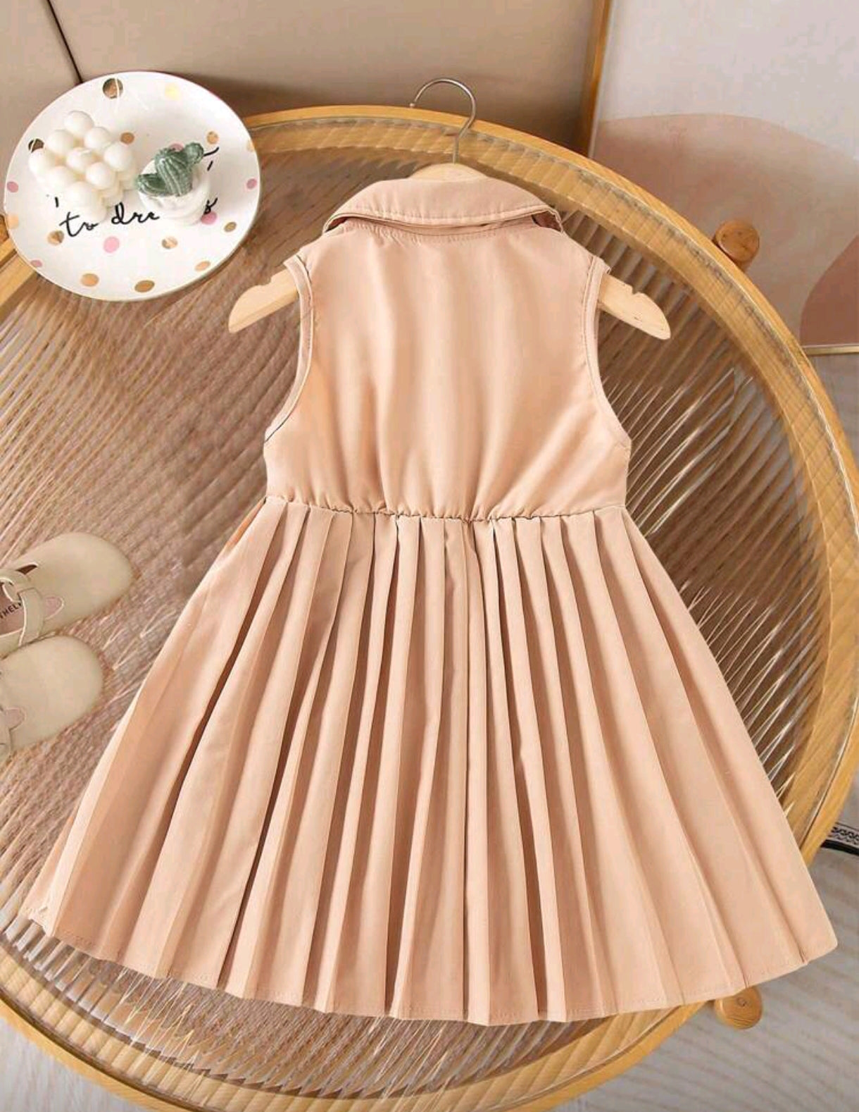 Vestido sin manga, con botones, plisado