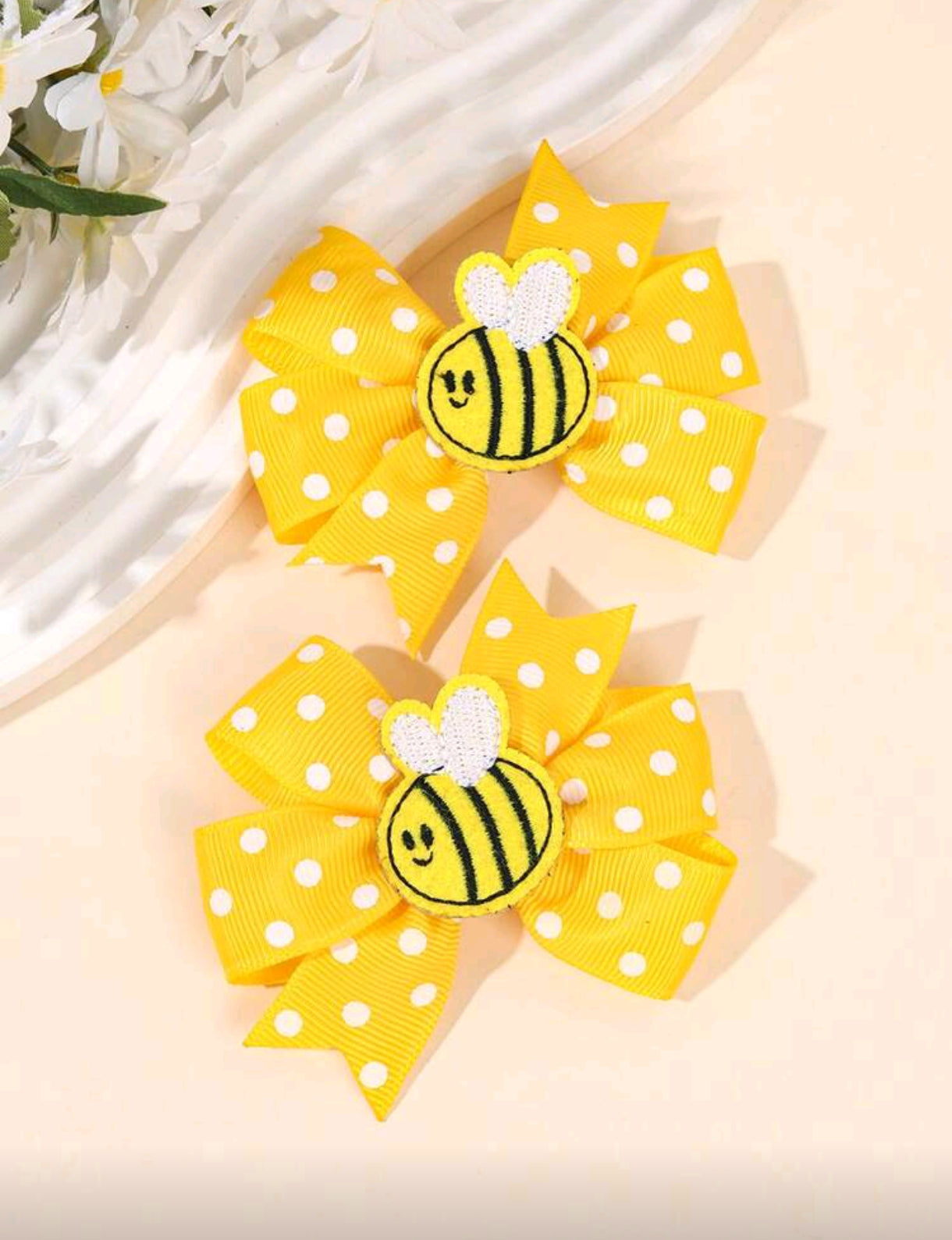 Acc. Hebillas con diseño de abejita