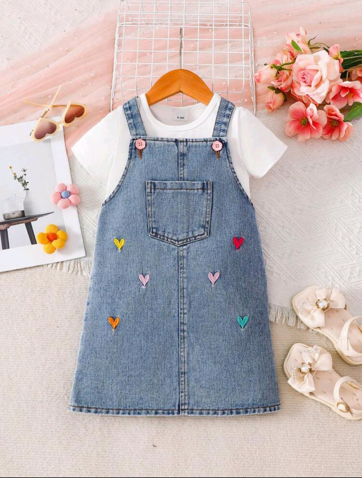 Vestido Jardinera de Jeans con bordados de corazón ( no incluye remera)