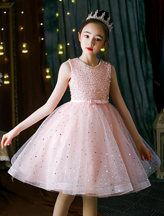 Vestido elegante con lentejuelas y perlitas