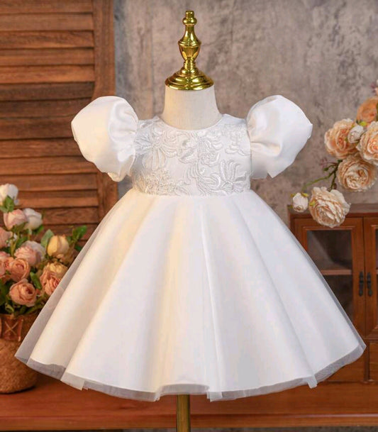 Vestido blanco bebe con mangas abullonadas y renda