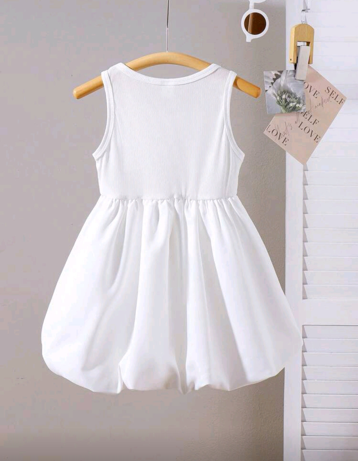 Vestido blanco globo con detelles de moños 3D