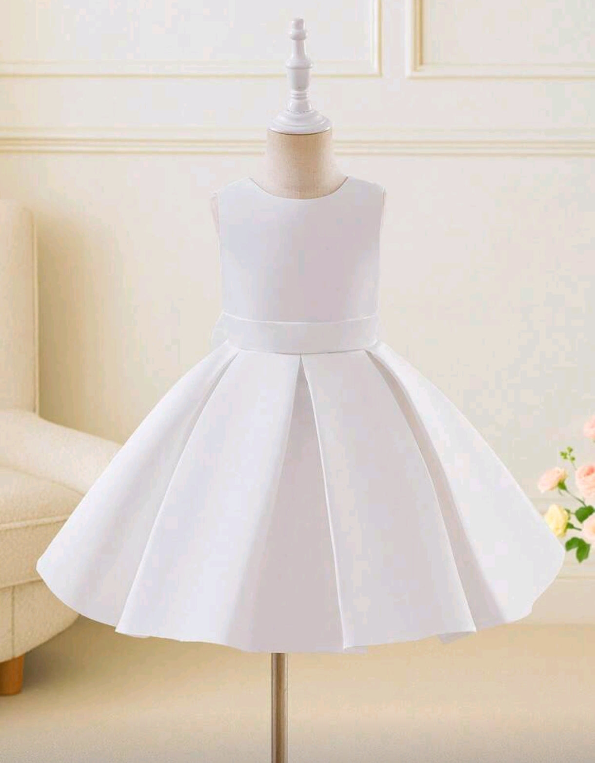 Vestido blanco sin mangas con detalles en moño