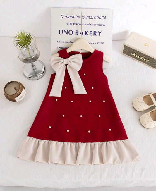 Vestido chic con detelles en perlitas y moño