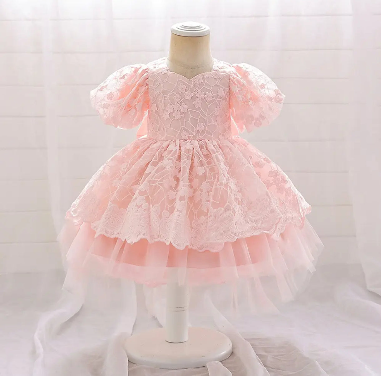 Vestido Elegante de mangas abullonadas y Cola de tul alargada