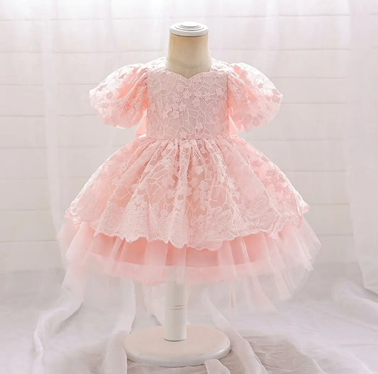 Vestido Elegante de mangas abullonadas y Cola de tul alargada