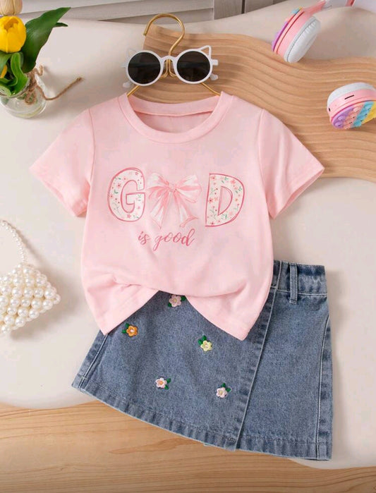 Remera con diseño + short pollera de jeans