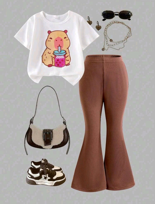 Remera de capibara + pantalón acampanado