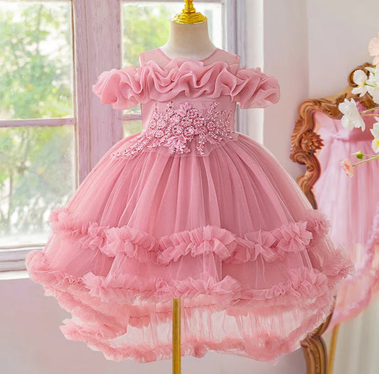 Vestido Elegante con bordados en el pecho y cola larga