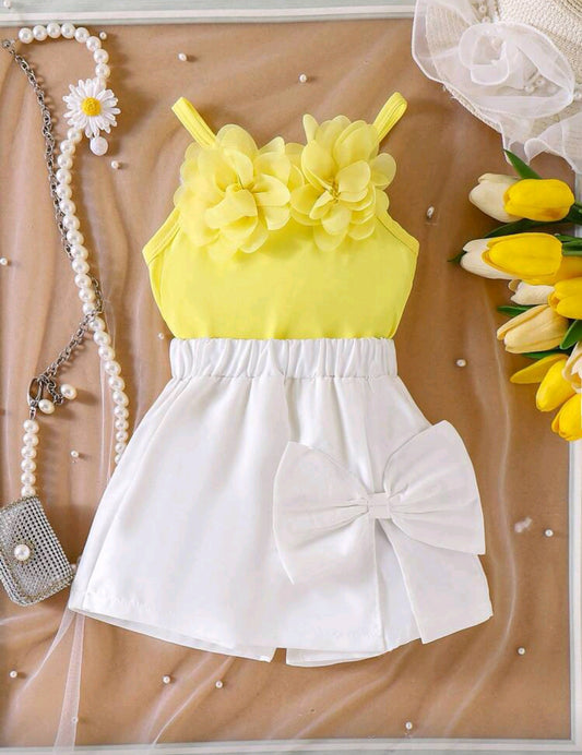 Blusa con detalles en flores + short pollera