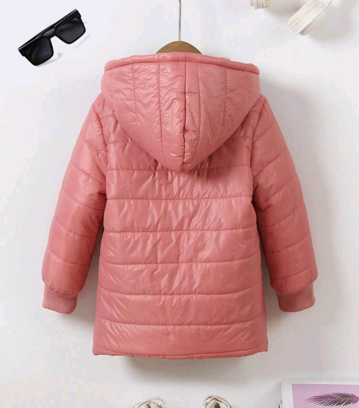 Chaqueta con capucha frizada por dentro