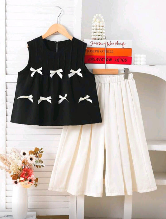 Blusa sin mangas con detalles en moños, con pantalona ancho