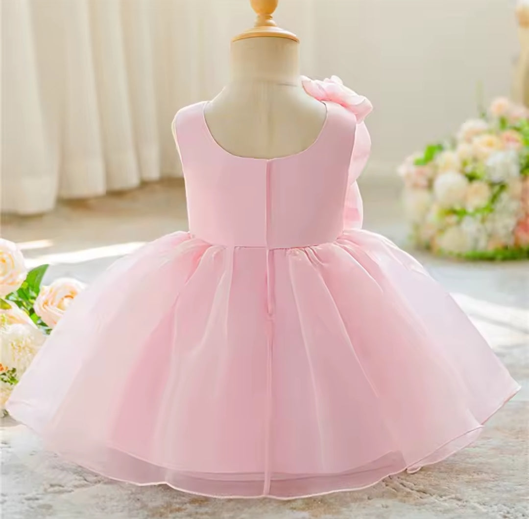 Vestido elegante con detalles en flores