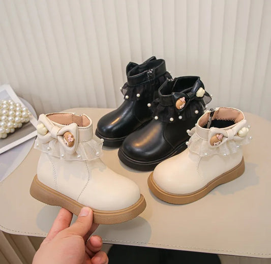 Acc. Botitas con detalles de tul y perlitas
