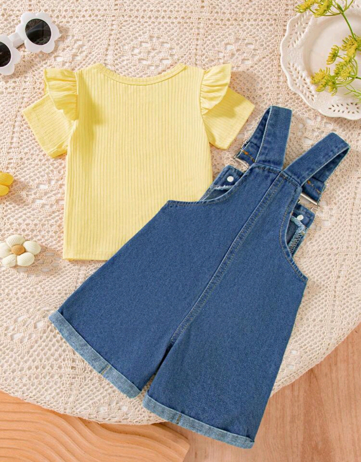 Blusa acanalada + Jardinera de Jeans con flores