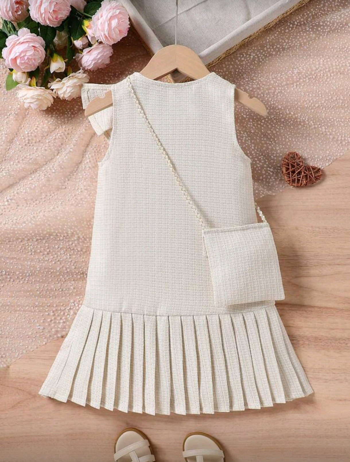 Vestido diseño minimalista, hombros fruncios,  con bolsito