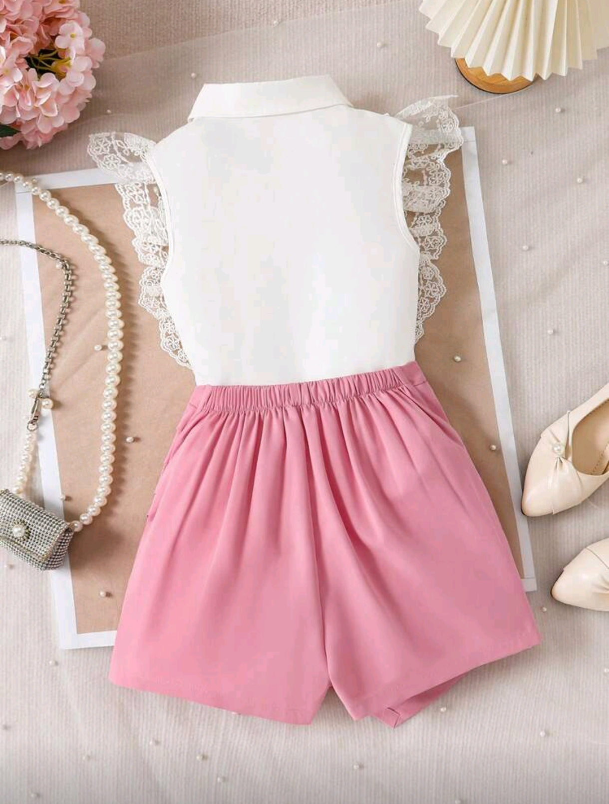 Camisa con encajes en las mangas + short pollera