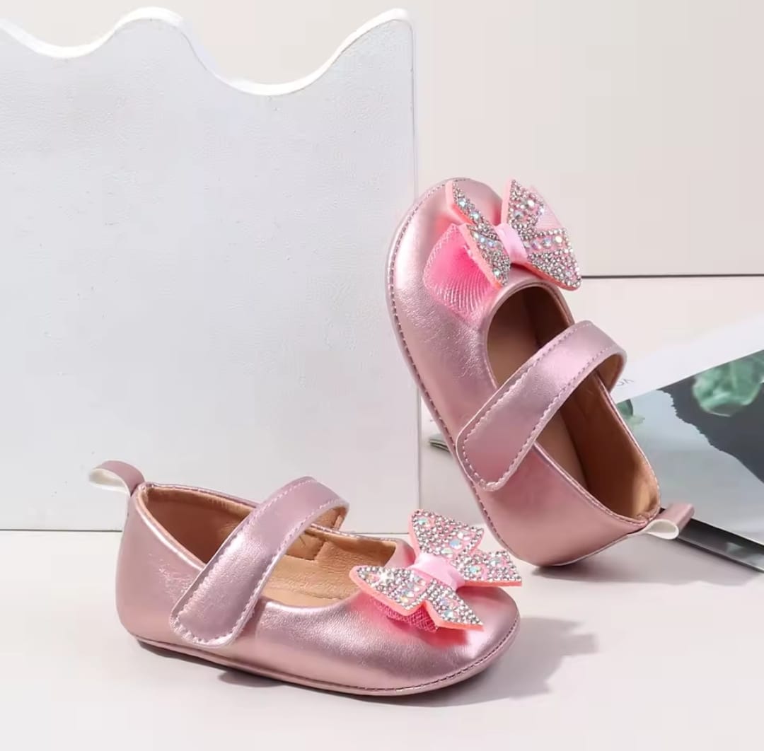 Acc. Zapatito suela engomada con detalles en moño y brillos
