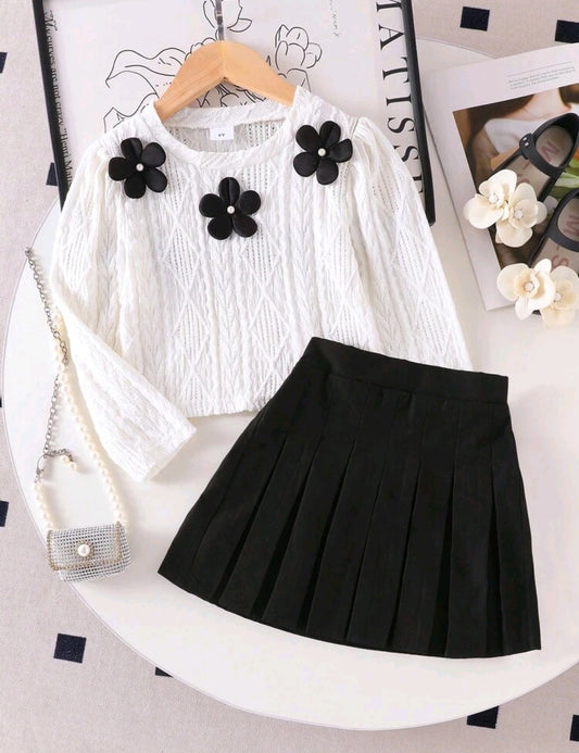 Mangas Largas cuello redondo con detalles florales + falda plisada