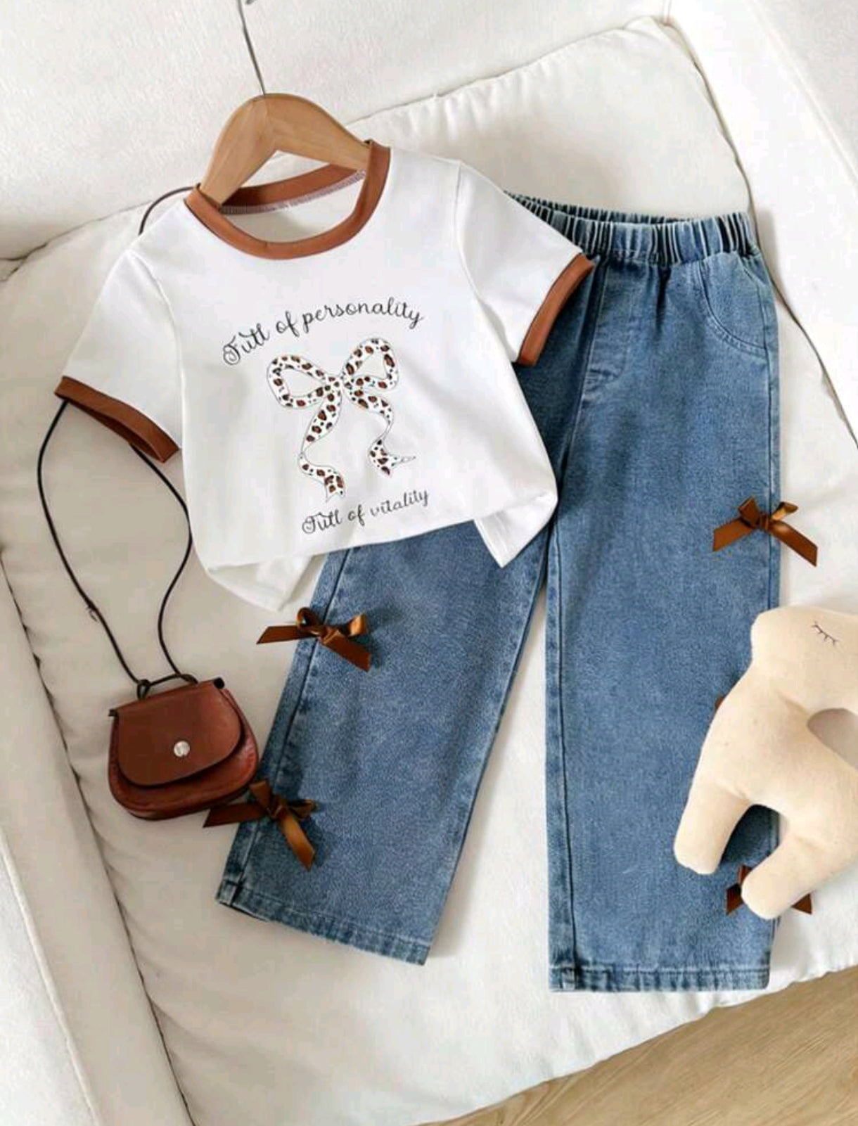 Remera con estampado+ pantalón de Jeans con detalles en moños