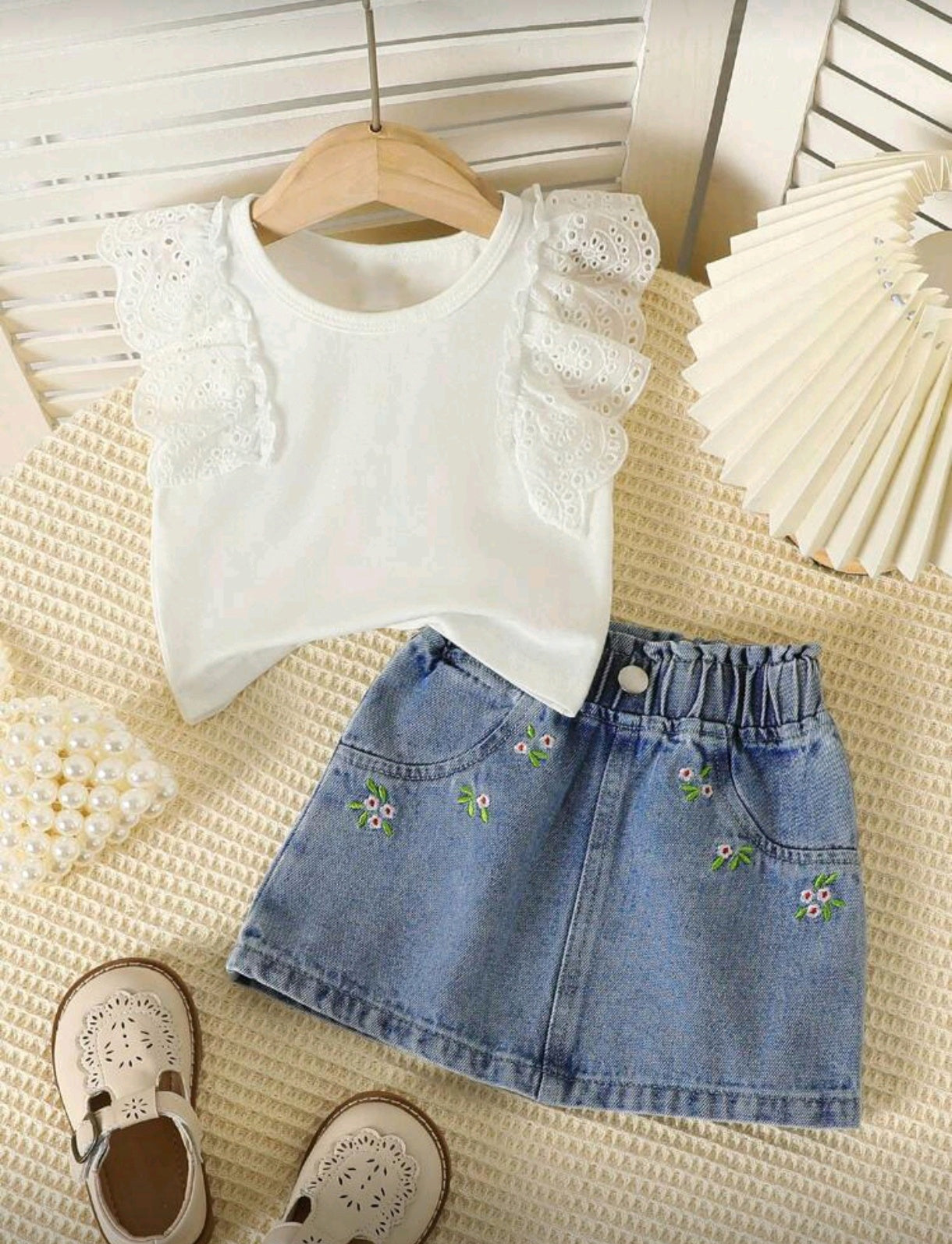 Blusa con detalles en la mangas+ falda de jeans