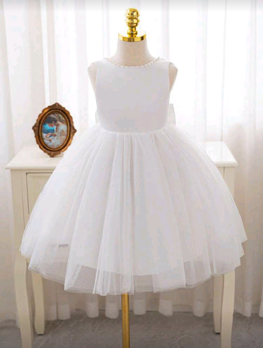 Vestido elegante blanco de tul y detalles en perlitas