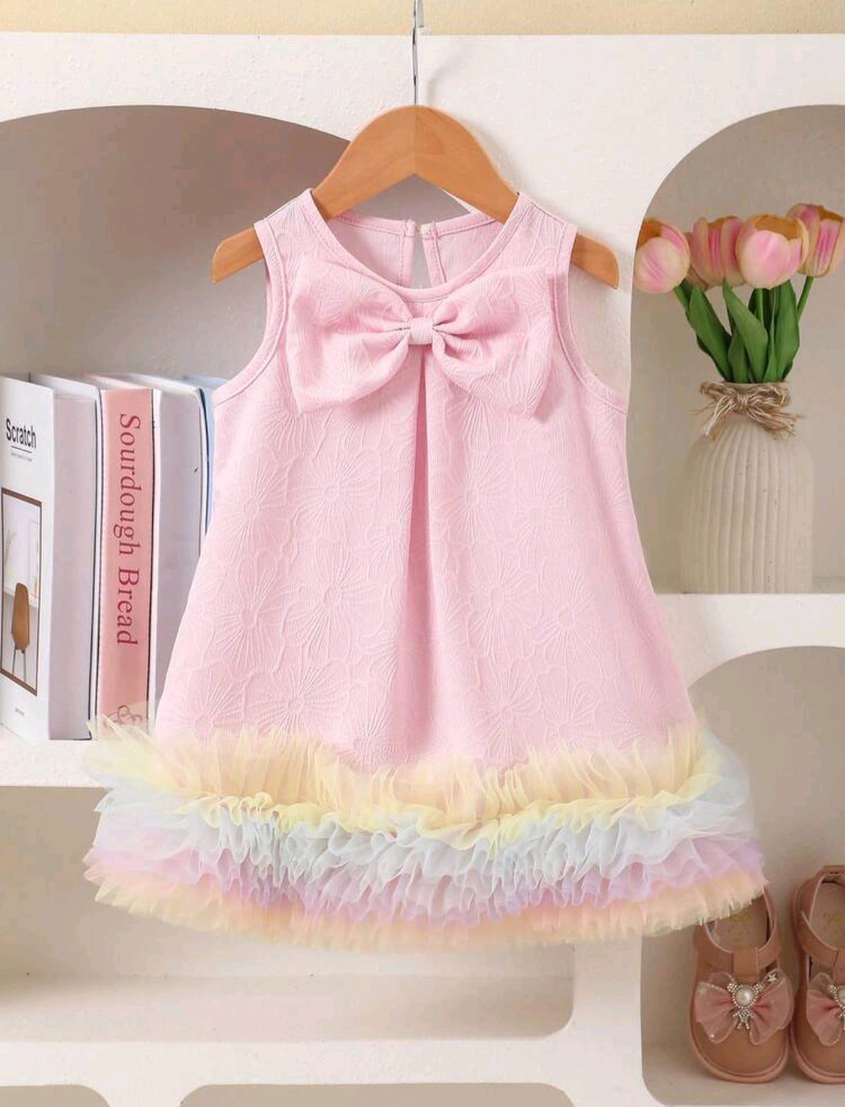 Vestido sin mangas con moño y tul colorido