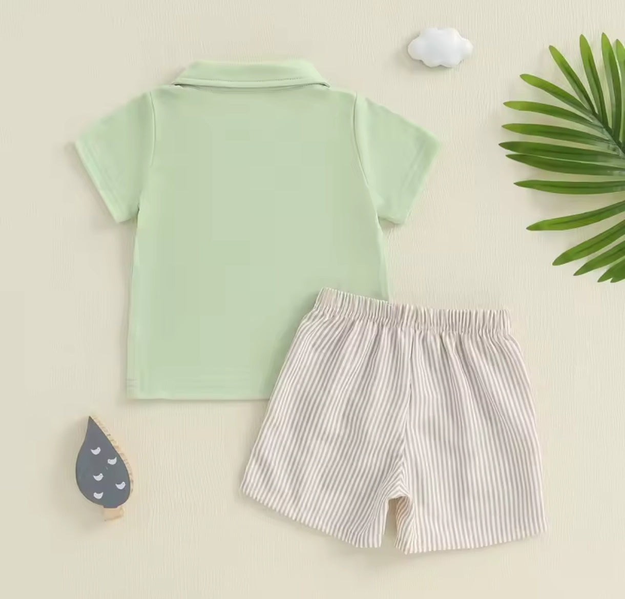 Remera con cuello + short con diseño de patos