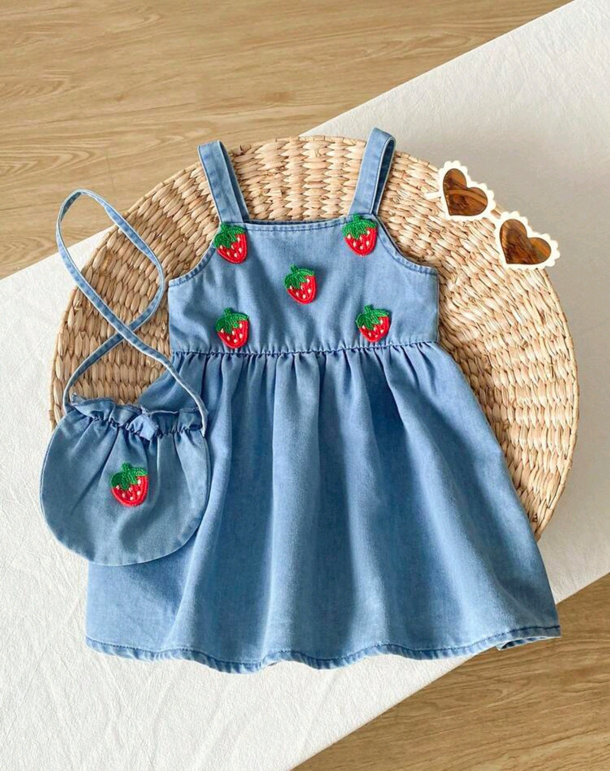 Vestido de jeans bebé con bordados de frutillitas + bolsito