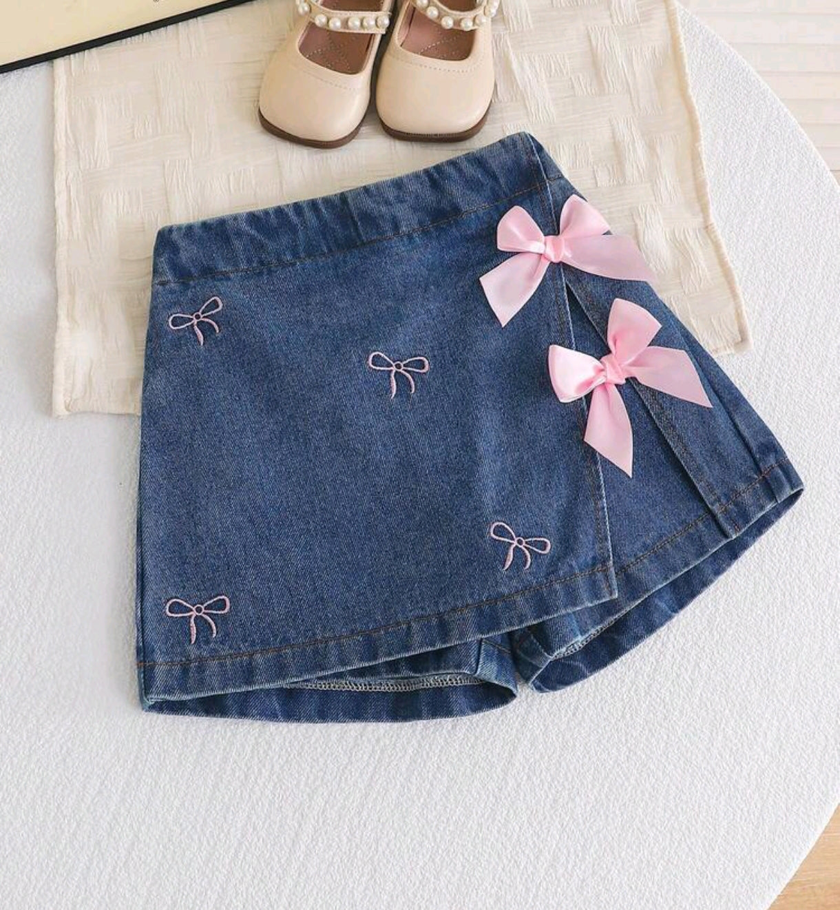 Short pollera con bordados de moños