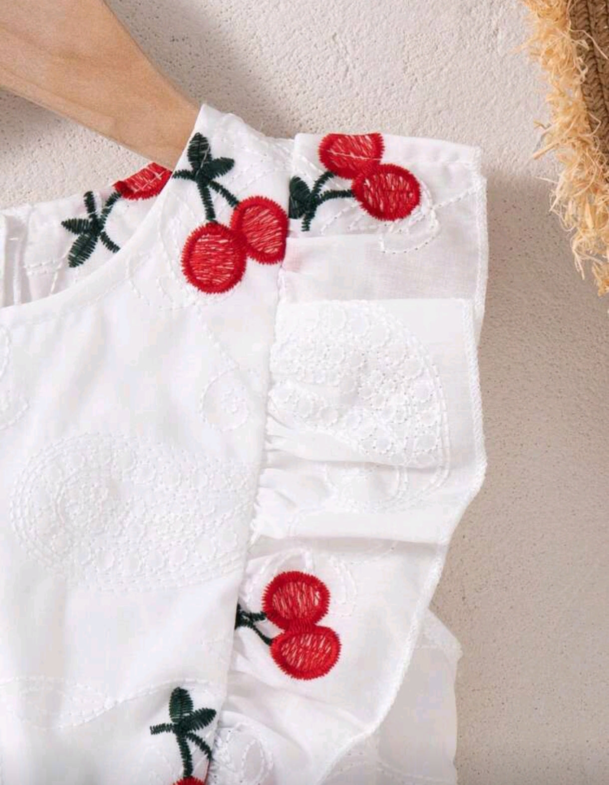 Vestido tipo broderie con bordados de cereza