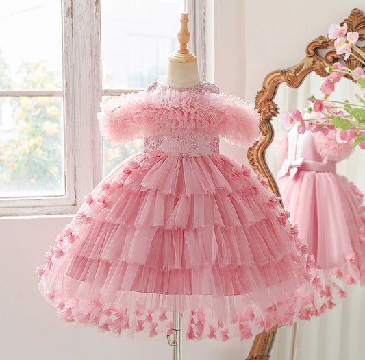 Vestido Elegante con detalles en flores y cola larga