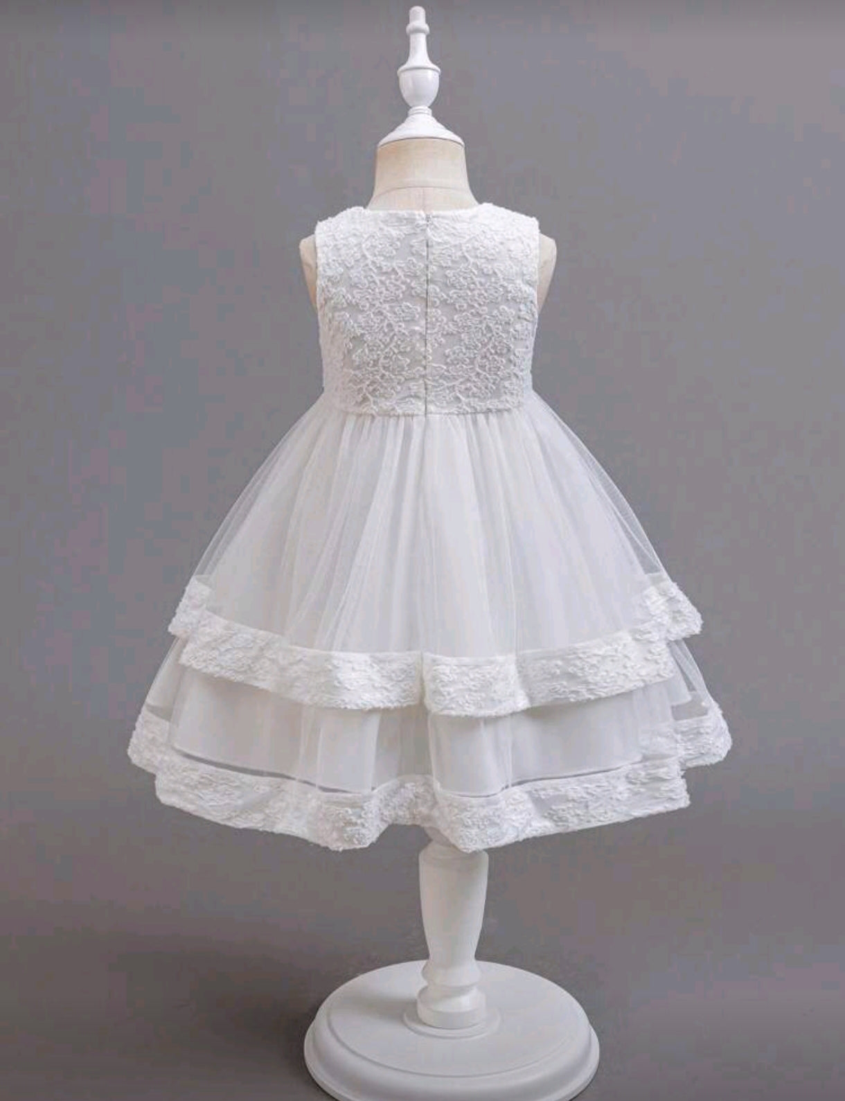 Vestido blanco de tul, doble escamas