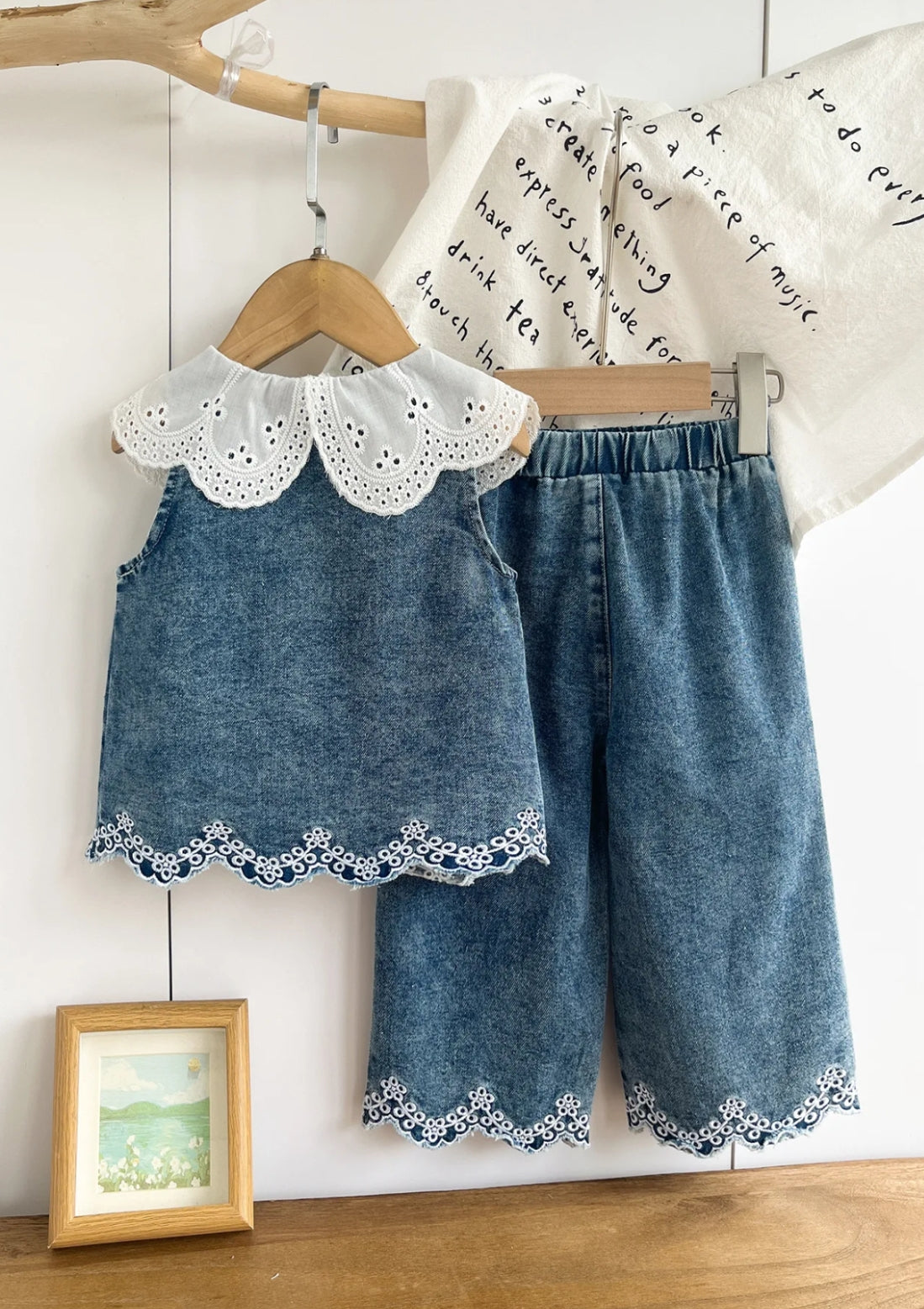 Blusa con cuello de broderie + pantalón de Jeans