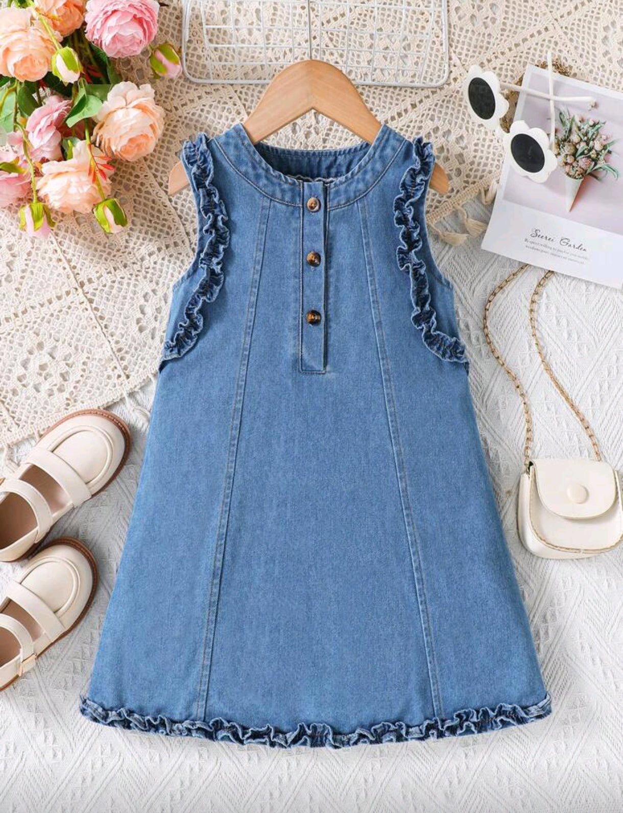 Vestido de jeans sin mangas con detalles en botones y dobladillos