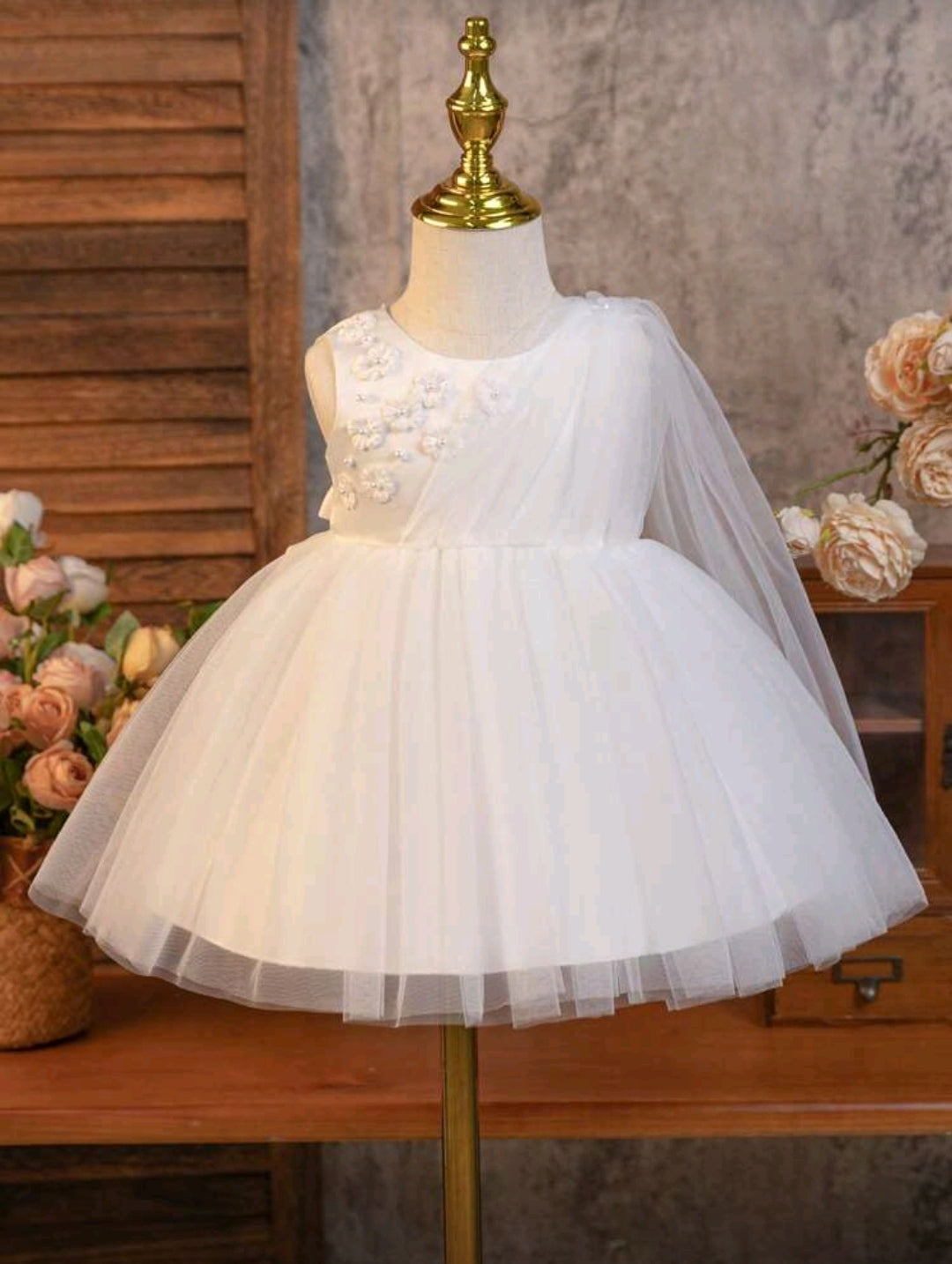 Vestido blanco elegante con tul