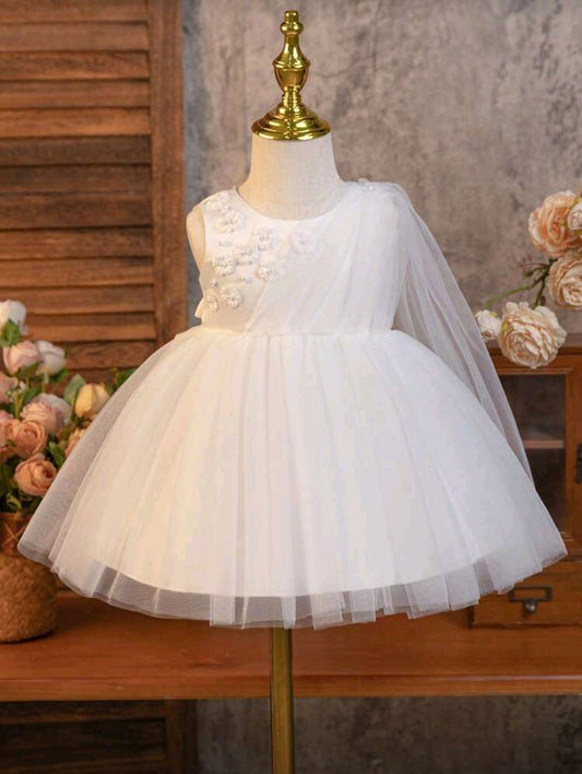 Vestido blanco elegante con tul