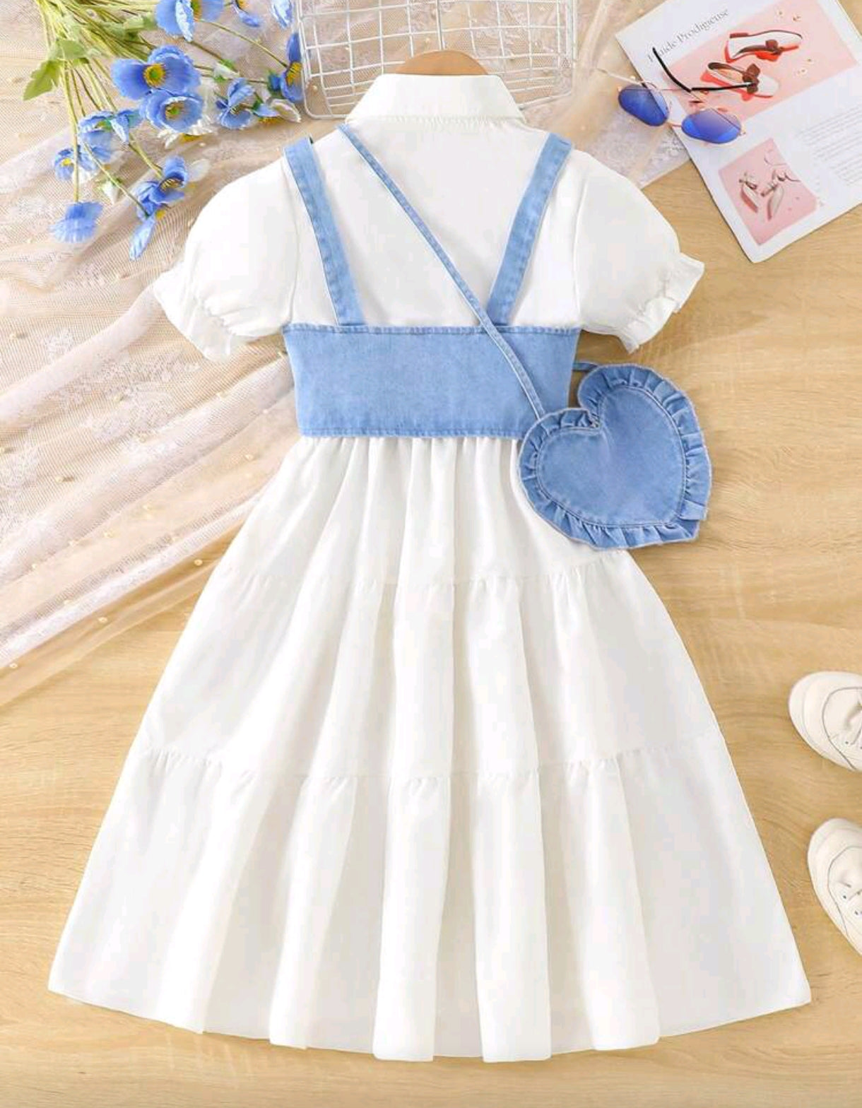 Vestido camisero + chaleco de jeans + bolsito