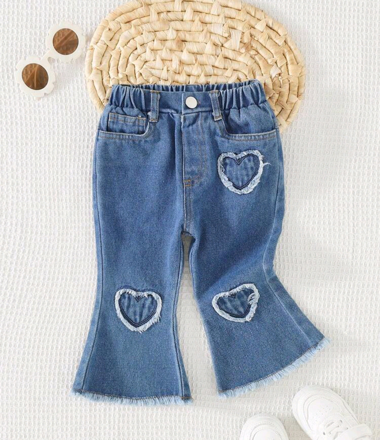 Pantalón de Jeans para bebé acampanado con detalles en corazón