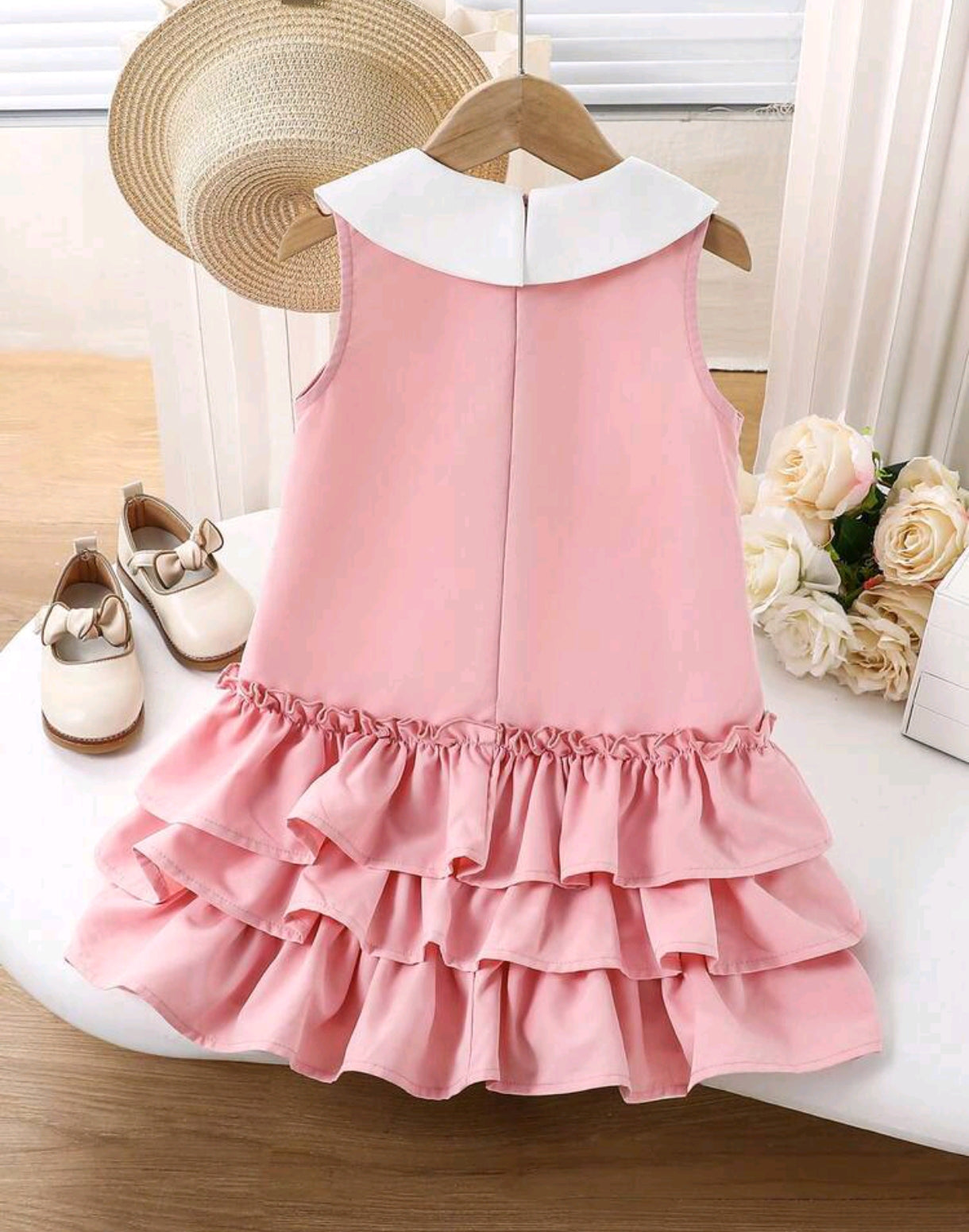 Vestido casual minimalista con volados