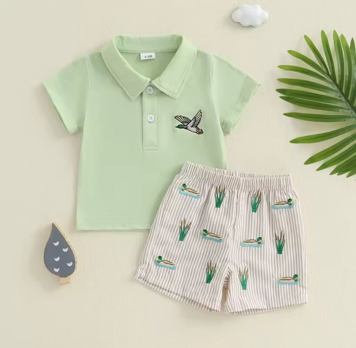 Remera con cuello + short con diseño de patos