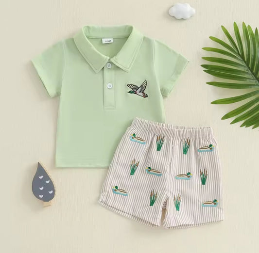 Remera con cuello + short con diseño de patos