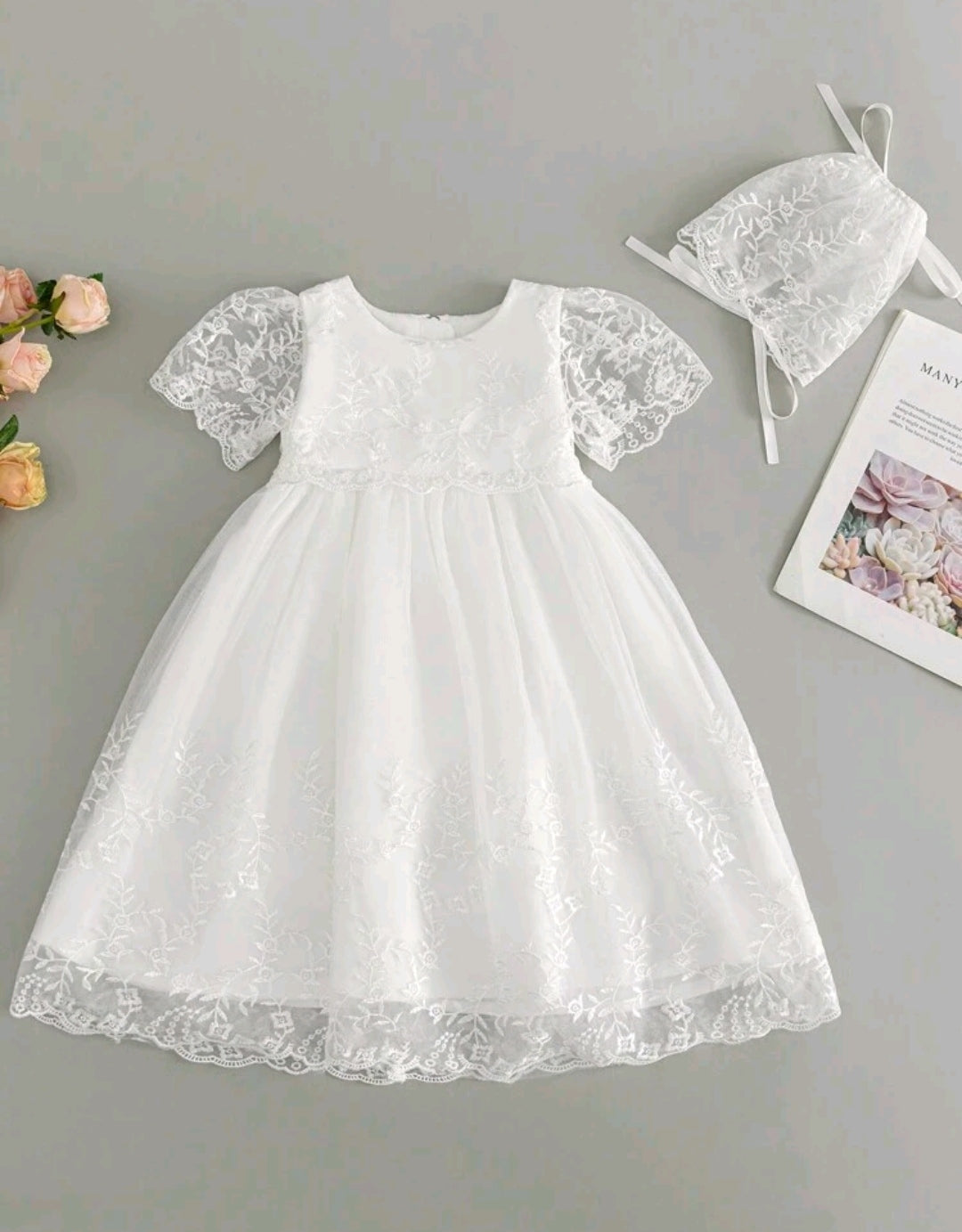 Vestido blanco con encaje y gorro