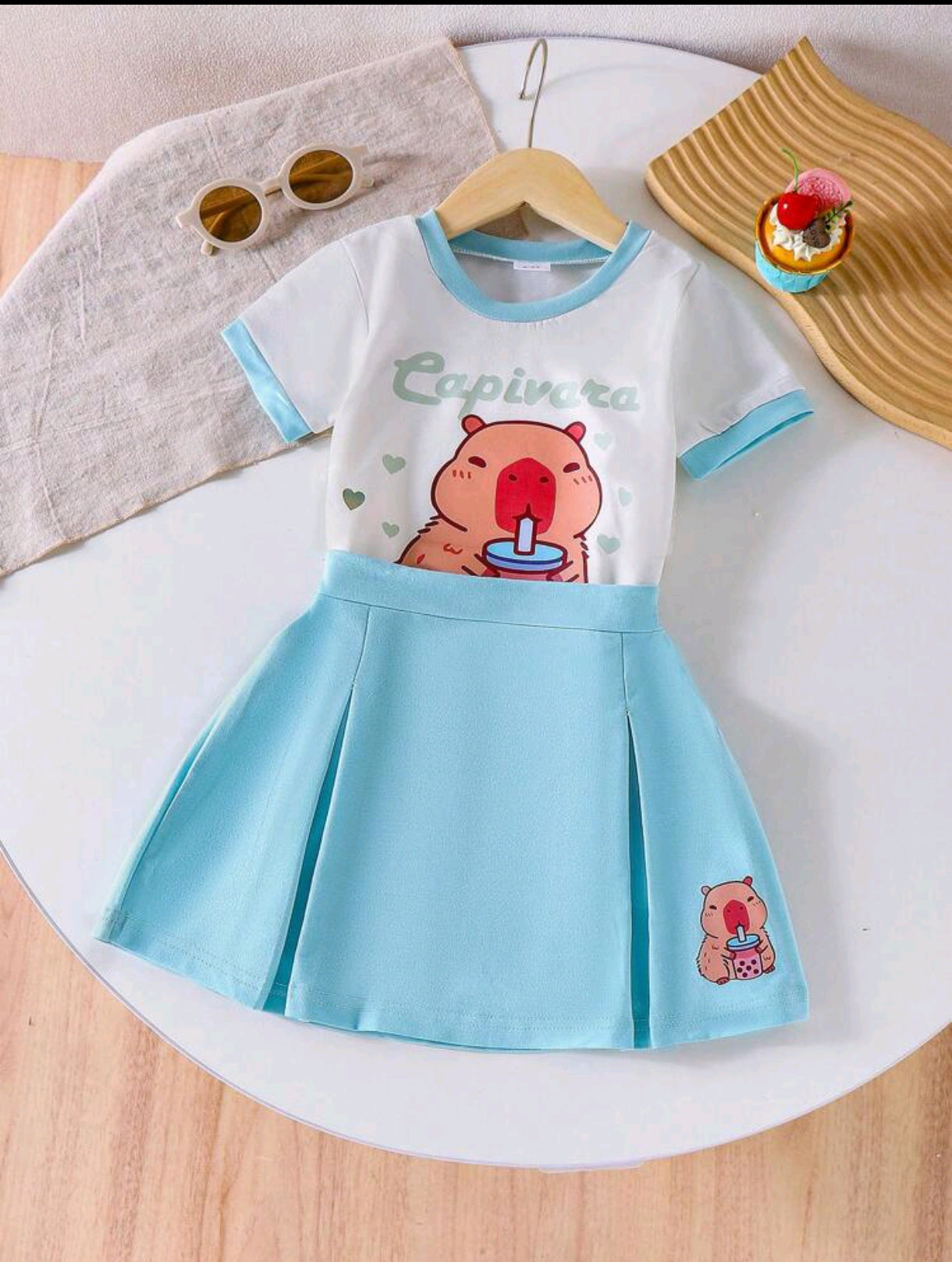 Remera de capibara + falda