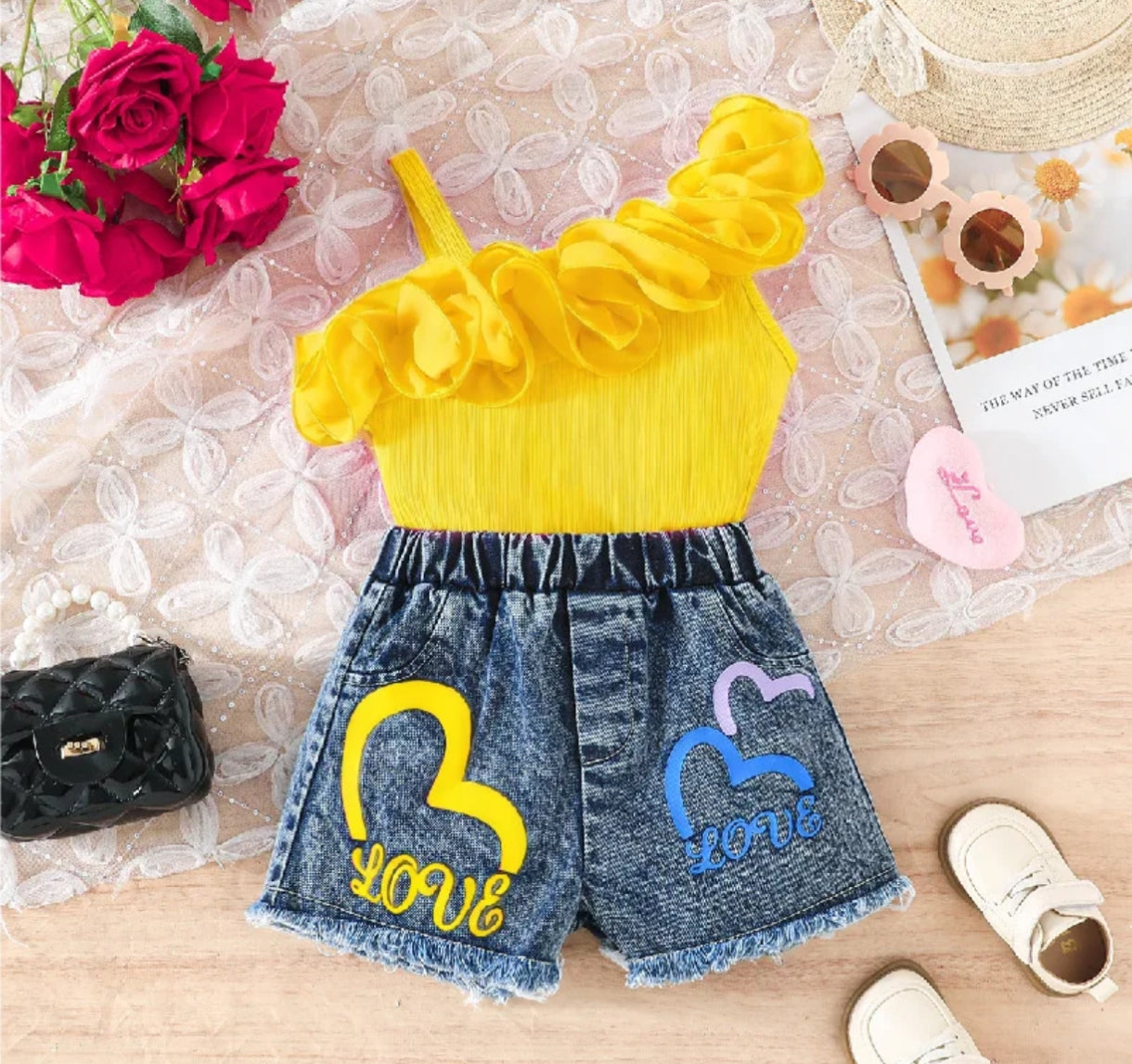 Blusa de mangas asimétricas +  short de Jeans