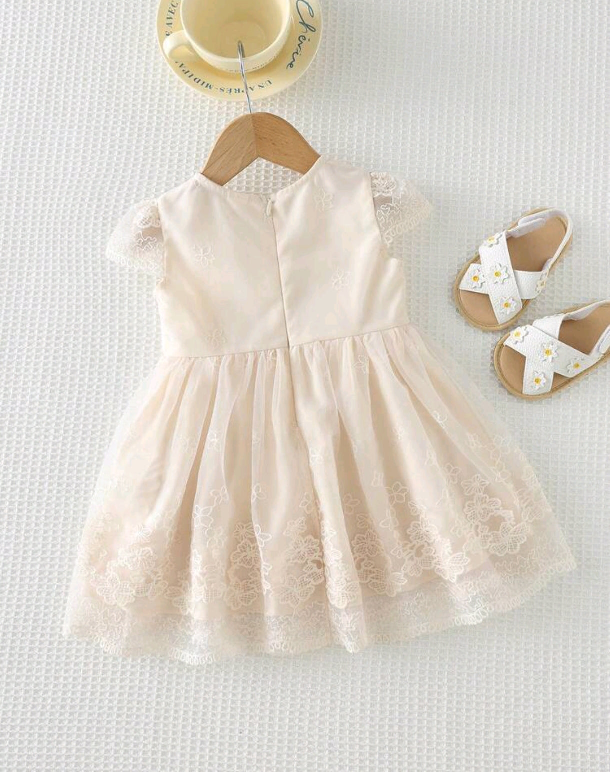Vestido bebe de renda cuello redondo