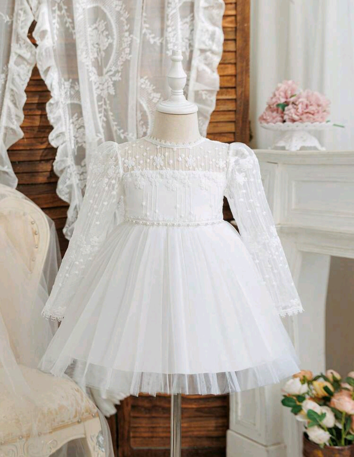 Vestido blanco de tul con mangas